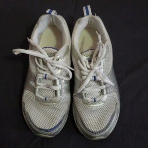 Curve: Athletic shoes Wide W